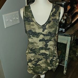Lilypad Like New Womens Camo print Tank Top. Sz Medium. Twist front! Unique